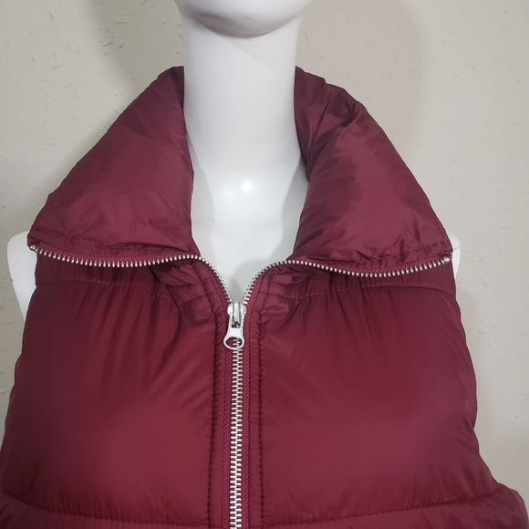 Old navy puffer vest women burgandy size M NWT - Picture 3 of 8